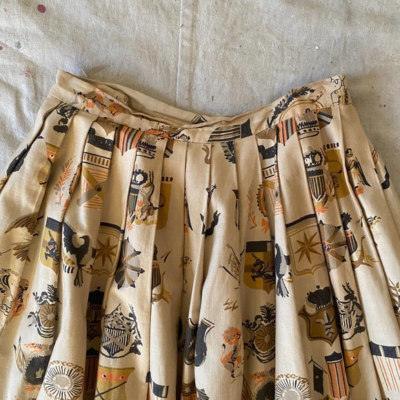 Vintage 1950s Cotton Novelty Print Circle Skirt Coat of Arms Crests Lions Arrows - Picture 10 of 15